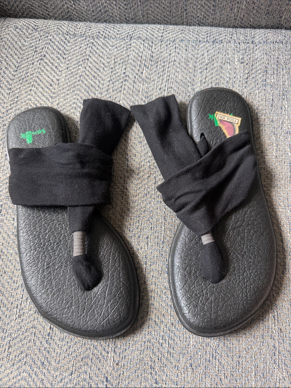 Sanuk Black Canvas Fabric sandals Size: 5